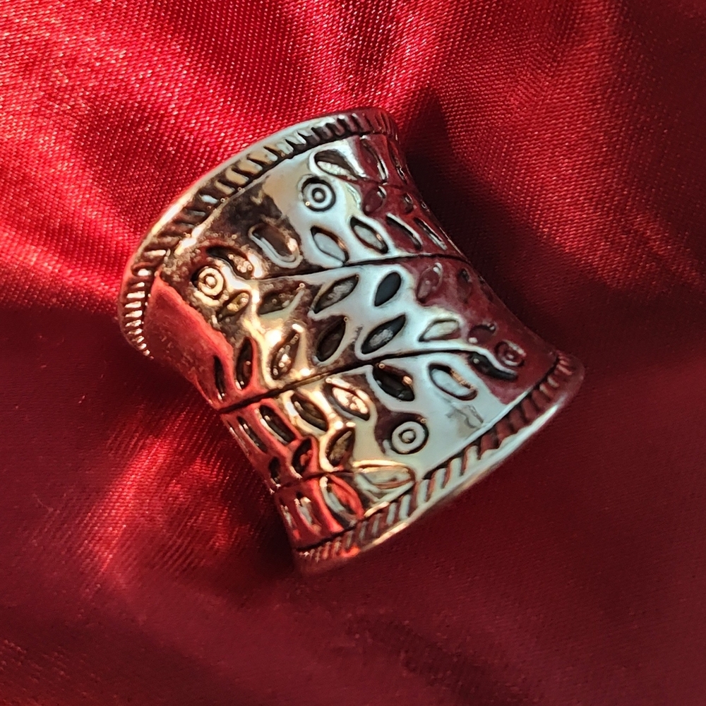 Vintage Ring Size 7 Silver Tone Leaf Pattern